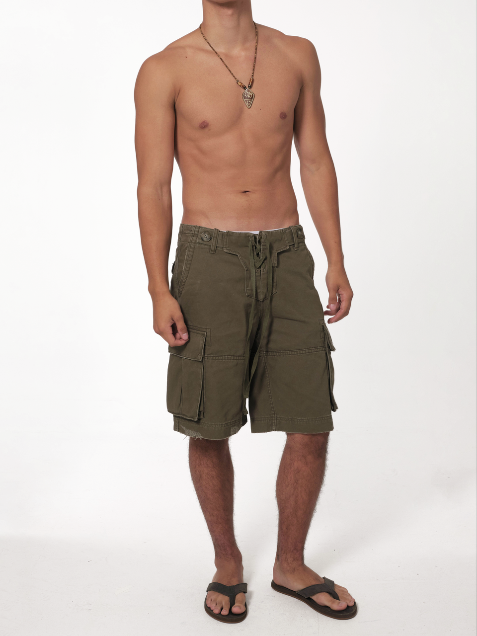 CARGO SHORT IN DARK GREEN full front