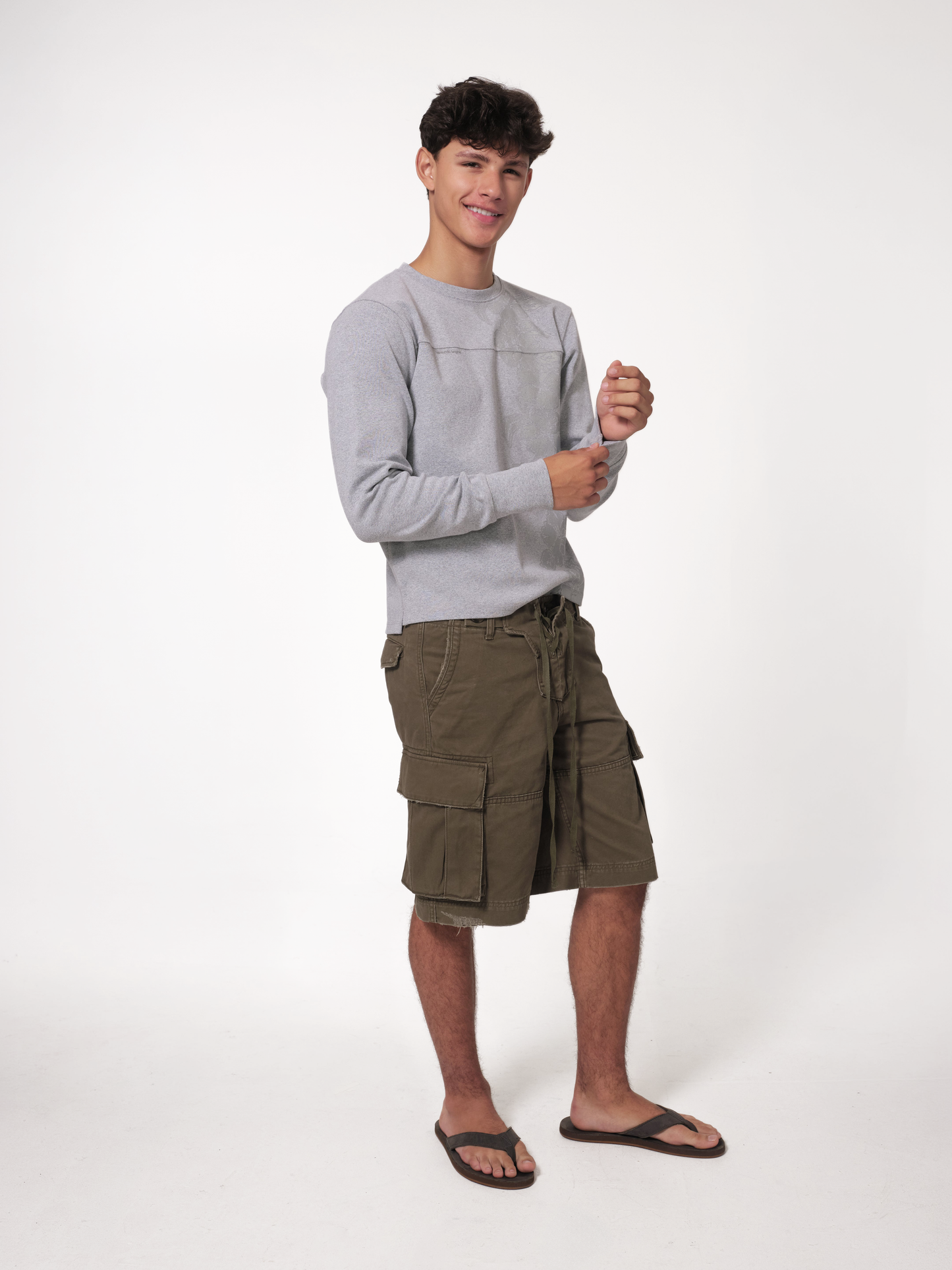 CARGO SHORT IN DARK GREEN styled side view