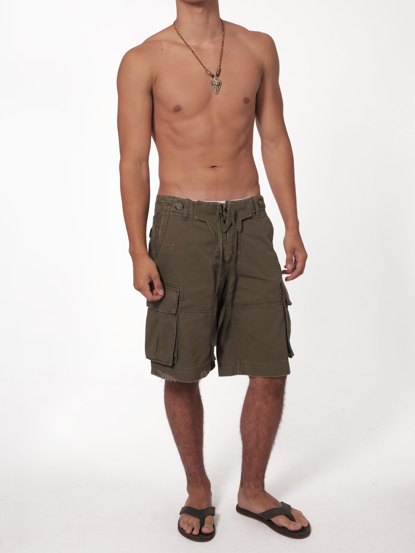 CARGO SHORT IN DARK GREEN cropped front