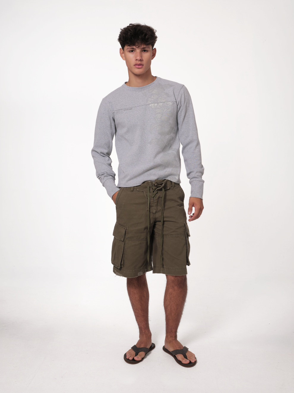 CARGO SHORT IN DARK GREEN styled with grey top