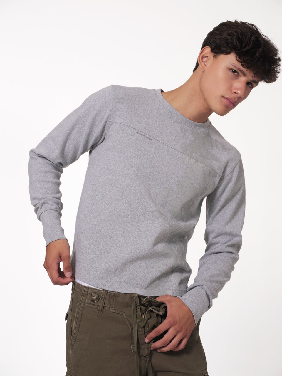 raimundo langlois LONG SLEEVE FOOTBALL TEE IN HEATHER GREY on Niko, angled detail view